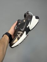 کتونی نایک وی تو کی ران قهوه‌ای سوخته Nike V2K Run Velvet Brown White Black Baroque Brown - Image 4