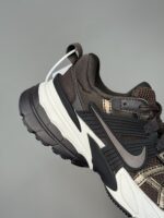کتونی نایک وی تو کی ران قهوه‌ای سوخته Nike V2K Run Velvet Brown White Black Baroque Brown - Image 6