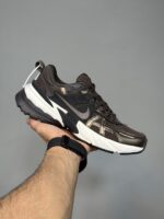 کتونی نایک وی تو کی ران قهوه‌ای سوخته Nike V2K Run Velvet Brown White Black Baroque Brown - Image 2